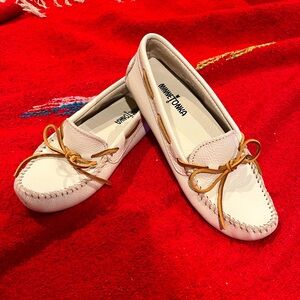 Beautiful soft leather Minnetonka moccasin. Like new only worn 2x.
